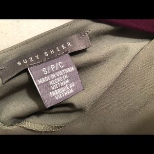 Green short sleeve blouse shirt w/ zipper on back